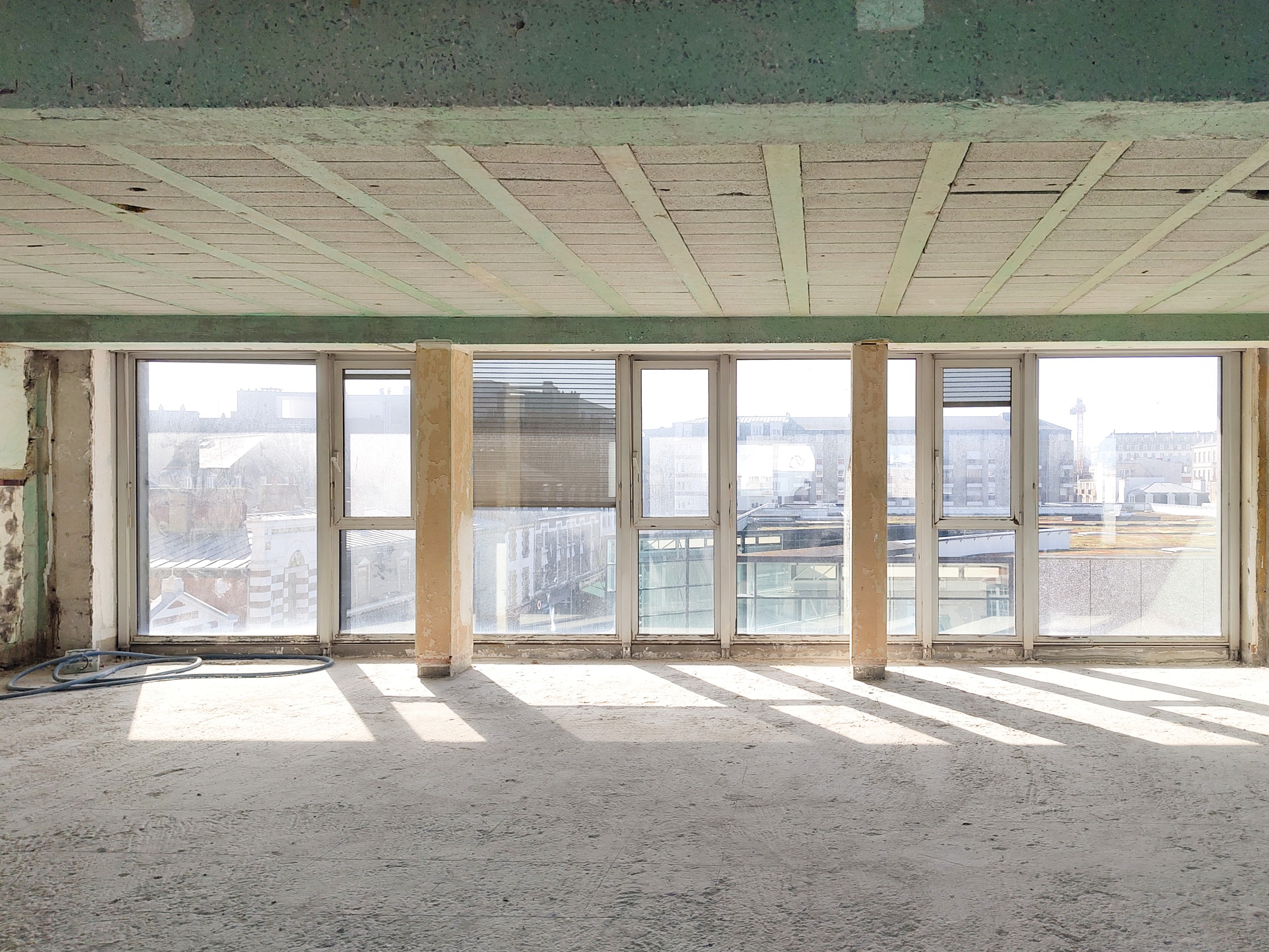 bar-vue-interieure-mur-rideau-80.jpg
